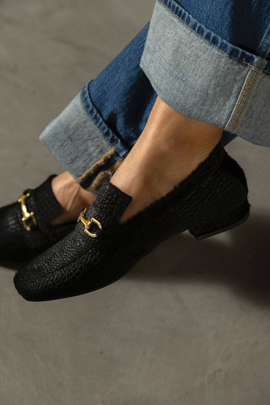 MOCASINES DE PELO NEGRO TEXTURA COCODRILO