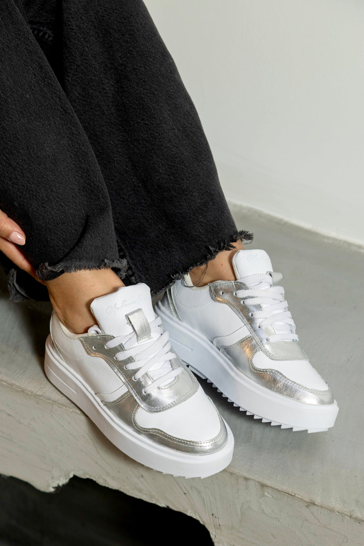 SNEAKERS DE PIEL COLOR BLANCO/PLATA