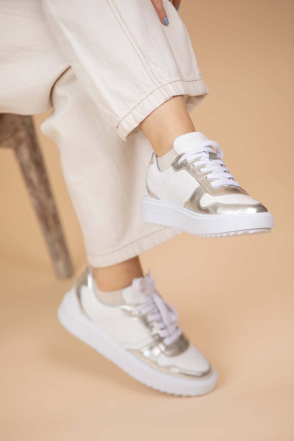 SNEAKERS DE PIEL COLOR BLANCO/PLATA