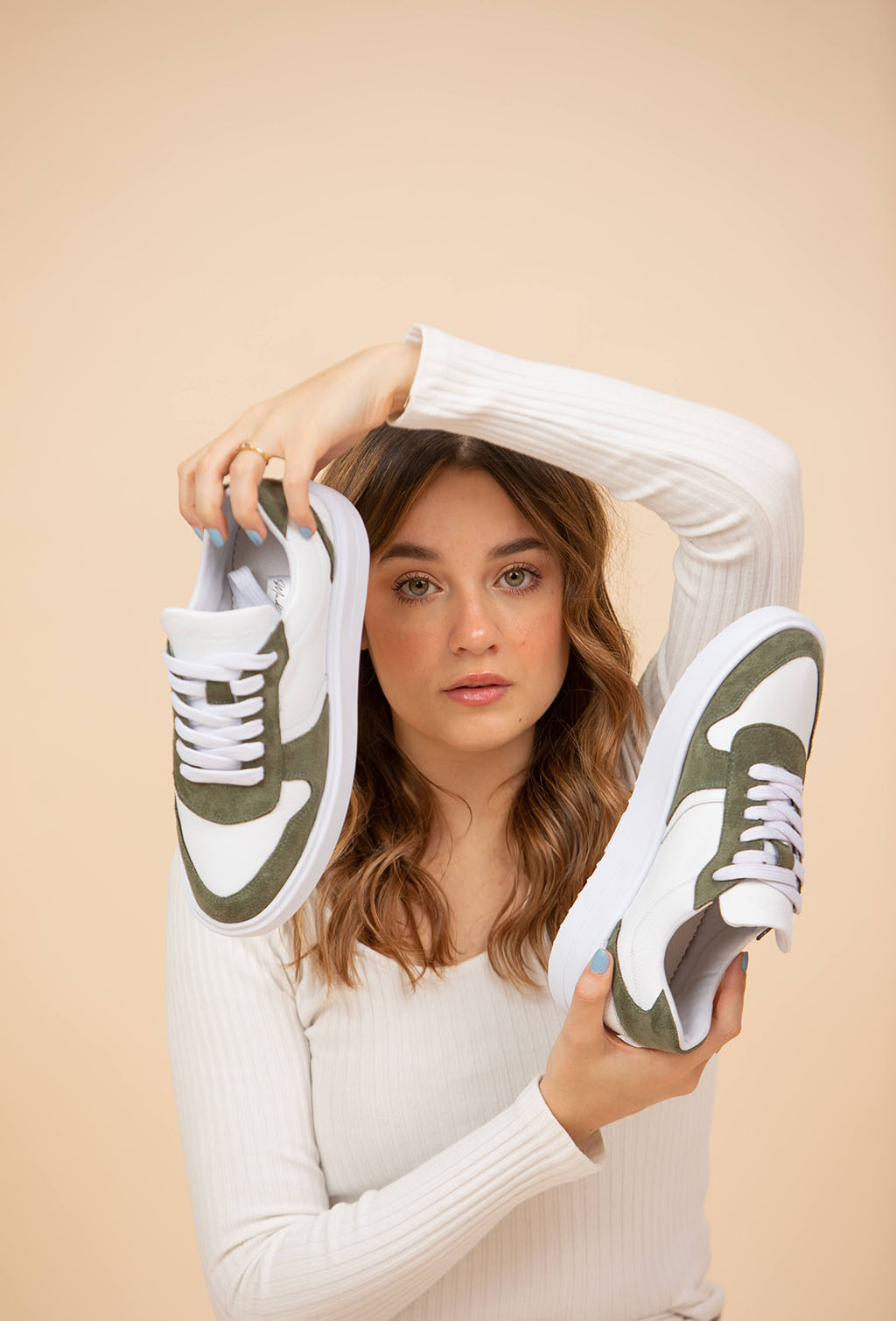 SNEAKERS DE PIEL BLANCO/VERDE OLIVA