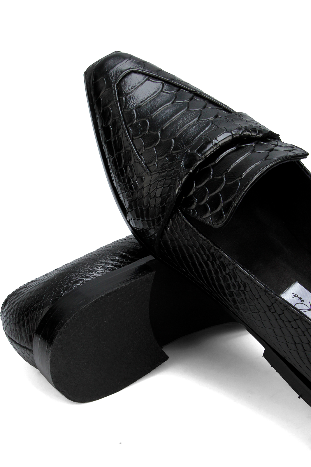 MOCASINES DE PIEL CON ANTIFAZ COLOR NEGRO TEXTURA PITÓN